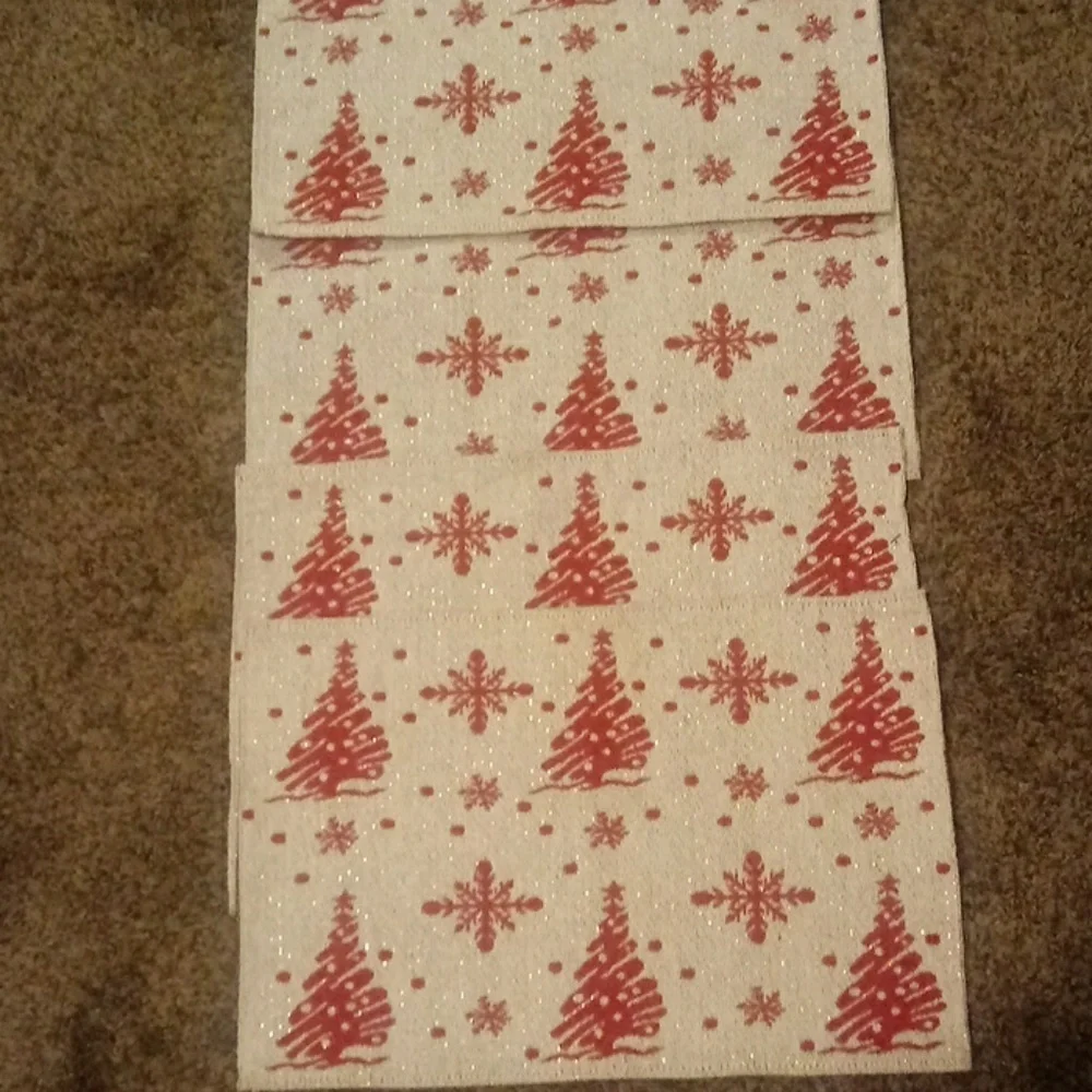 GUC SET OF 4 CHRISTMAS PLACEMATS